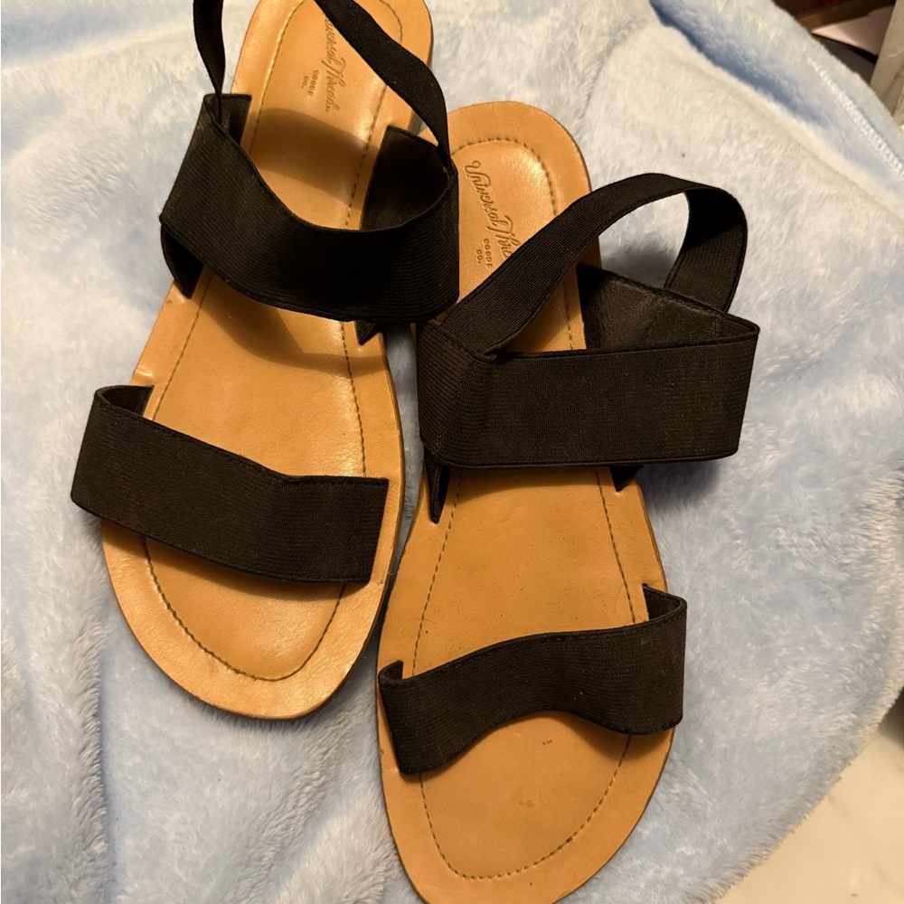 Universal Thread Black and Tan Sandals